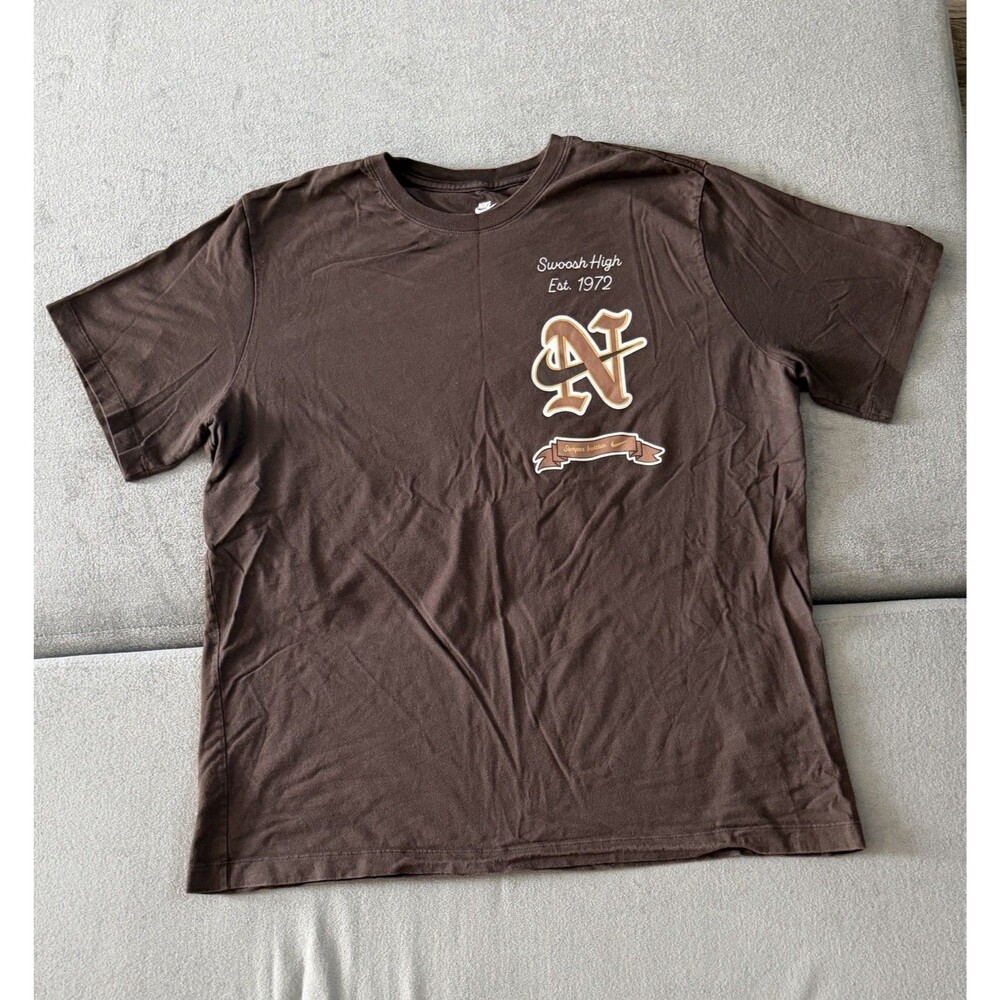Nike Swoosh High Est. 1972 Graphic T-Shirt Brown Men’s XL Swoosh High Tee